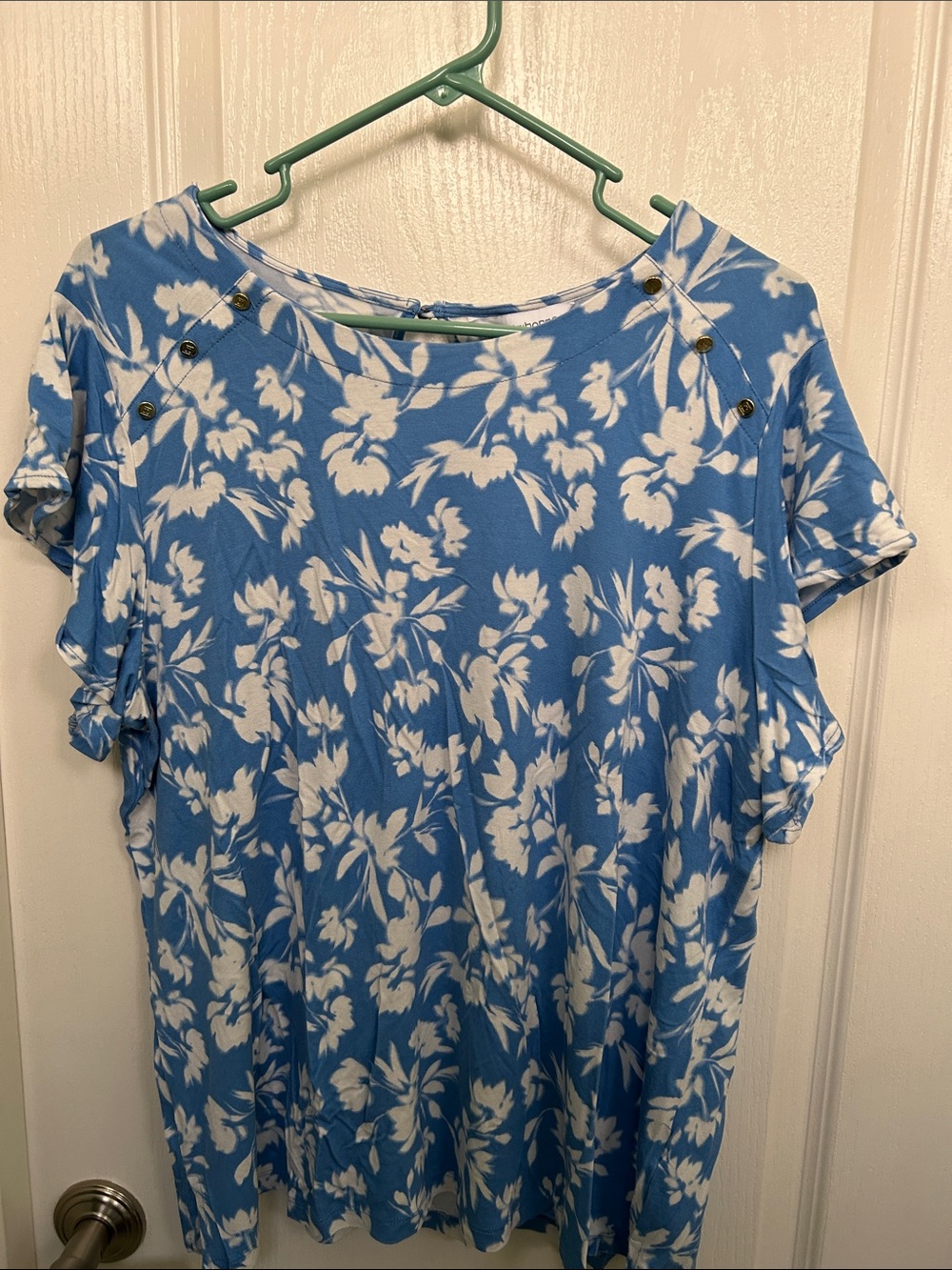 Liz Claiborne Blue and White Floral Short Sleeve Tee with Button Detail